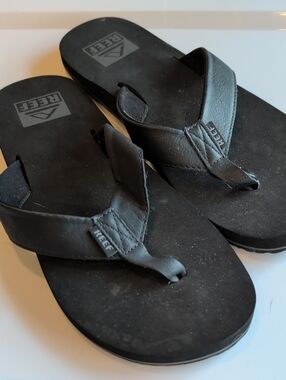 Reef Men’s Black Leather Thong Sandals